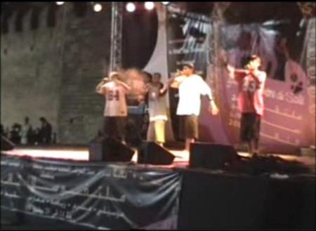 tou le groupe en plein show
